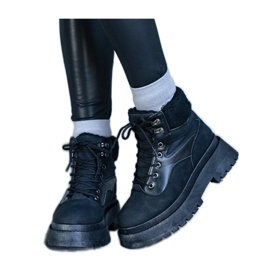 Tênis preto com sola grossa e pêlo da Best - Solea