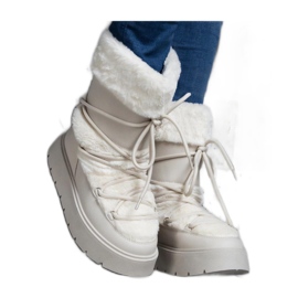 Botas de neve isoladas bege claro com cordões e decoradas com pele da Istiss - Solea