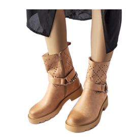 Botins bege com aberturas e corrente da Procopio - Solea