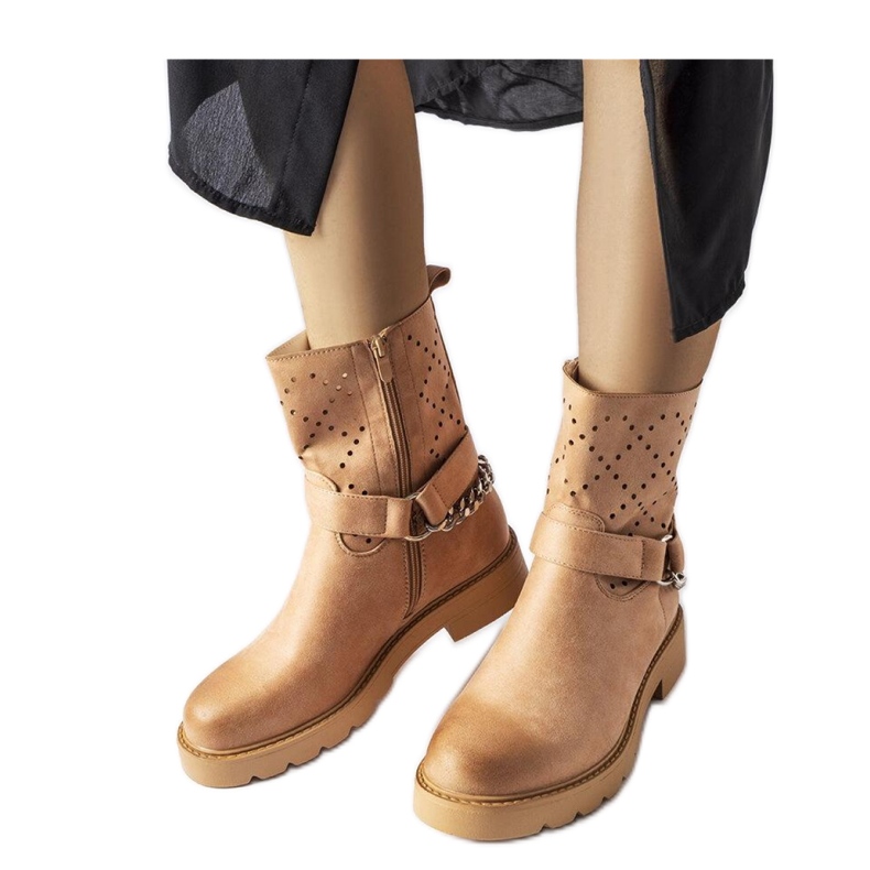 Botins bege com aberturas e corrente da Procopio - Solea