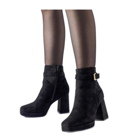 Botins clássicos com isolamento preto confeccionados em camurça Caio - Solea Botins clássicos com isolamento preto confeccionados em camurça Caio - Solea