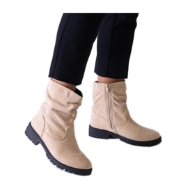 Botins bege com babados feitos de camurça ecológica Hinda - Solea Botins bege com babados feitos de camurça ecológica Hinda - Solea