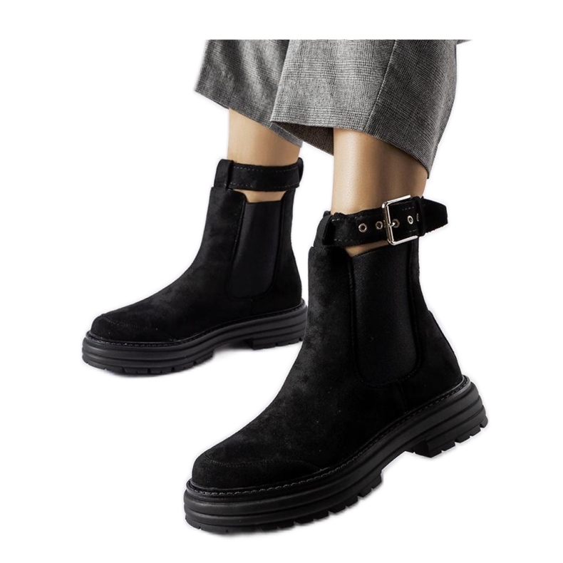 Botins pretos com fecho decorativo