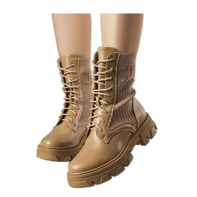 Tênis bege com parte superior flexível