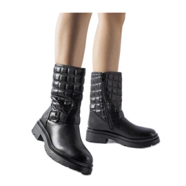 Botins pretos com parte superior acolchoada Botins pretos com parte superior acolchoada