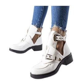 Botins brancos com recortes Botins brancos com recortes