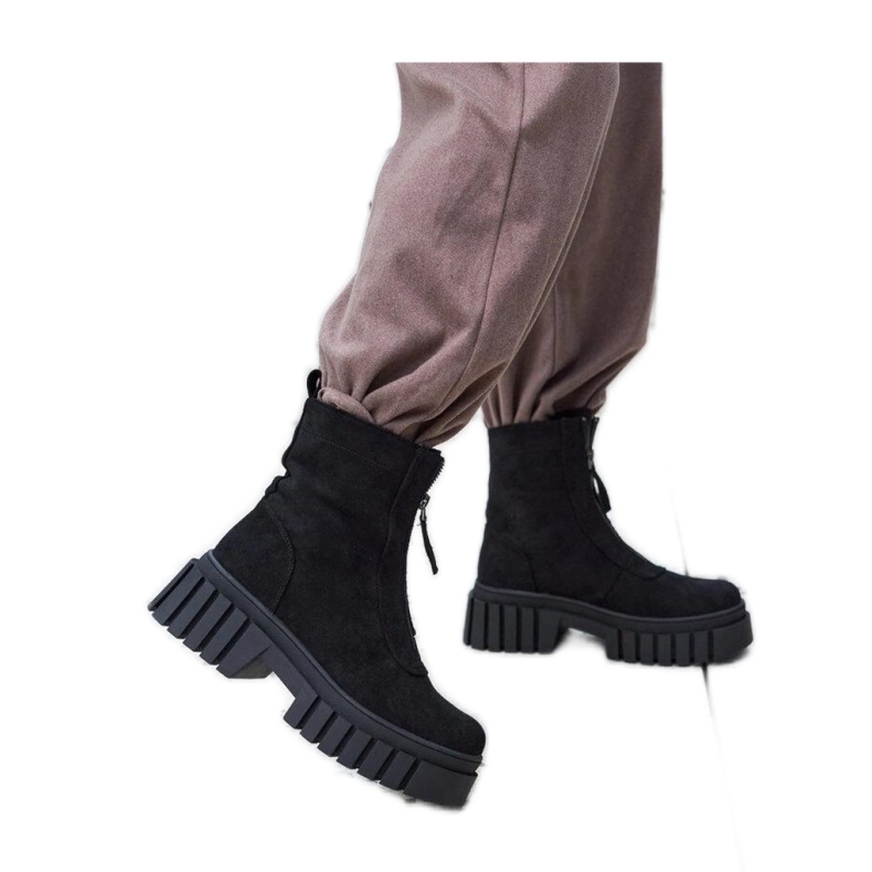 Botas pretas com zíper isolado feitas de camurça ecológica preto Botas pretas com zíper isolado feitas de camurça ecológica preto
