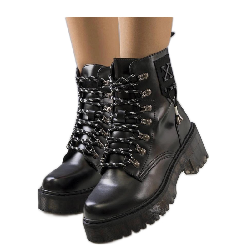 Botas pretas com encadernação decorativa preto
