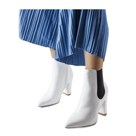 Botins brancos envernizados com zíper