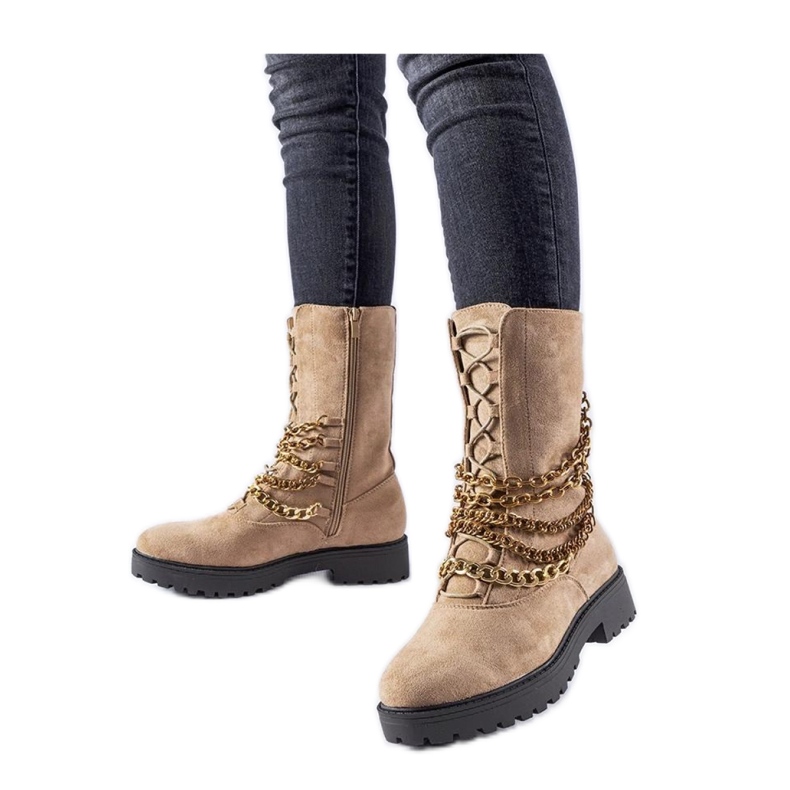 Botins bege com isolamento e corrente