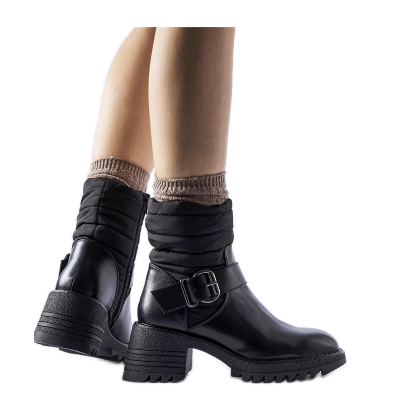 Botas pretas quentes com sola enorme preto
