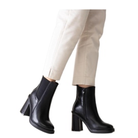 Botins pretos de salto alto confeccionados em couro ecológico Almase - Solea Botins pretos de salto alto confeccionados em couro ecológico Almase - Solea