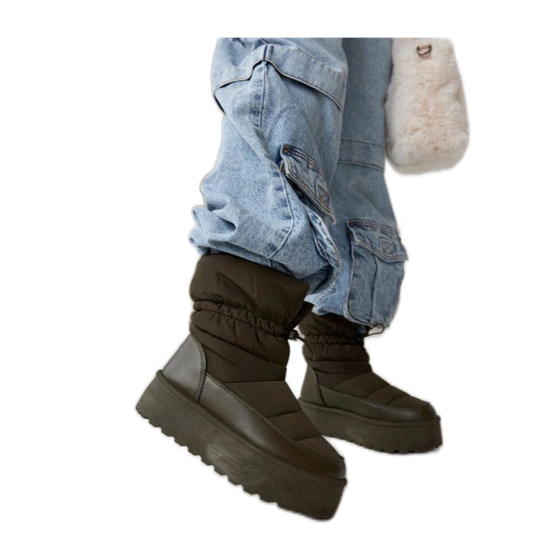 Botas de neve com plataforma isolada verde Botas de neve com plataforma isolada verde