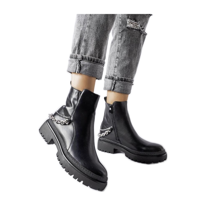Botins pretos com corrente