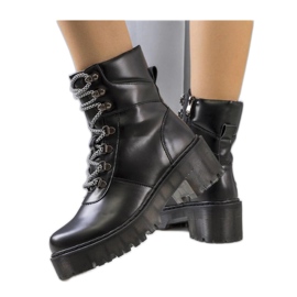 Botas pretas com encadernação decorativa preto