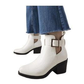 Botins brancos com recortes