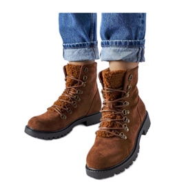 Botins castanhos em camurça ecológica