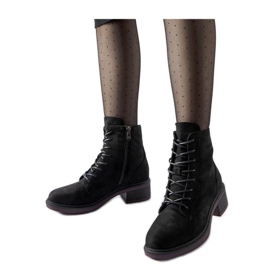 Botins clássicos pretos com sola roxa