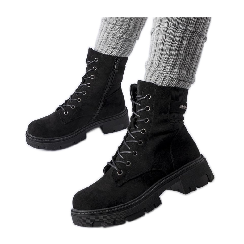 Botas pretas de camurça ecológica levemente isoladas preto