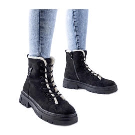 Botins pretos com isolamento em camurça ecológica Botins pretos com isolamento em camurça ecológica