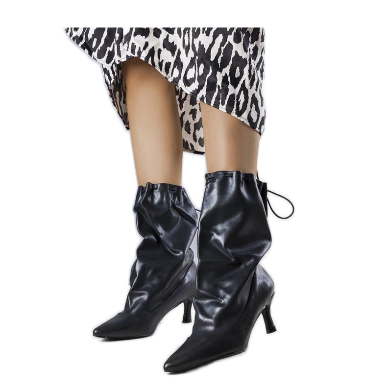 Botas pretas de salto baixo preto