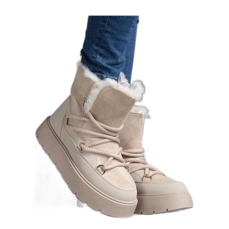 Botas de neve com plataforma isoladas com pele bege