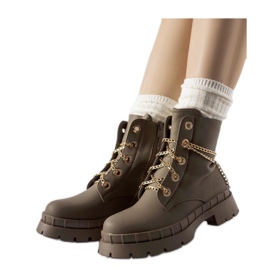 Botas marrons com corrente marrom