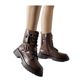 Sacos de trabalho isolados em marrom com bolsa