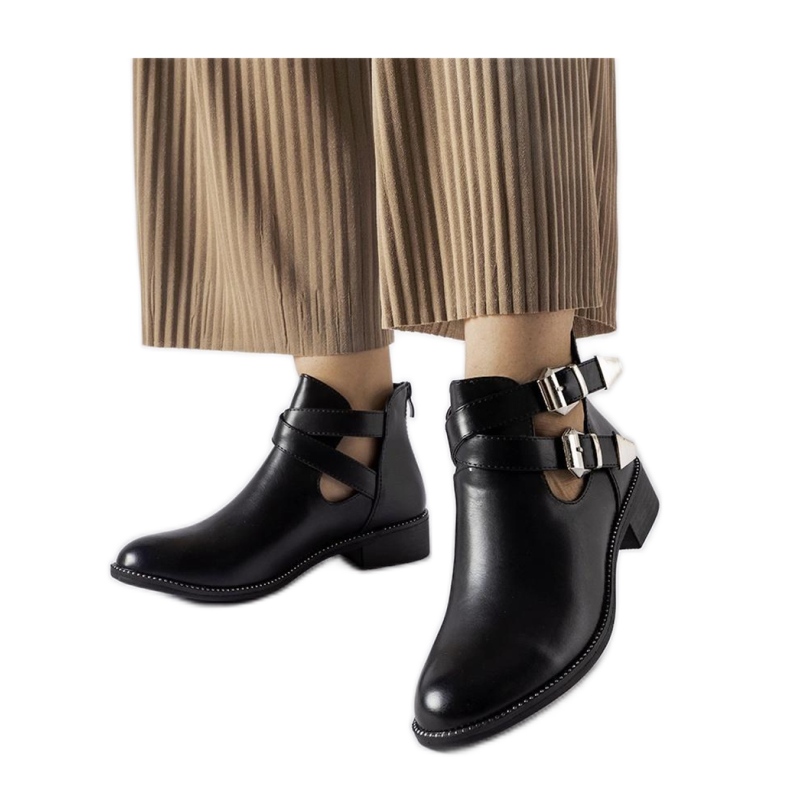 Botins pretos recortados com fivelas