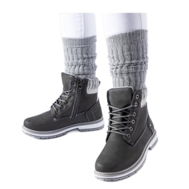 Botas de caminhada cinzentas e isoladas cinza