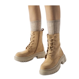 Botas marrons com sola enorme preto