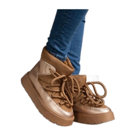 Botas de neve com plataforma isoladas com pele marrom