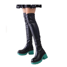 Botas pretas com isolamento e salto enorme preto