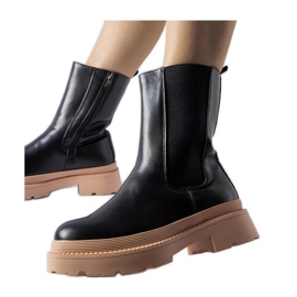Botins pretos com sola rosa claro