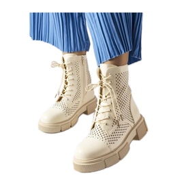 Botas bege a céu aberto