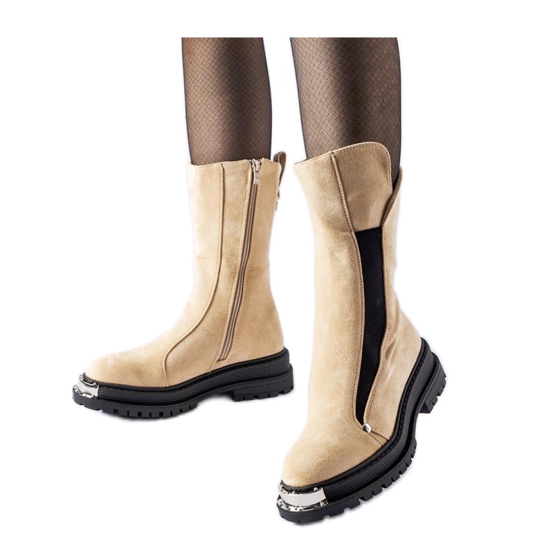 Botins isolados bege com biqueira decorativa Botins isolados bege com biqueira decorativa