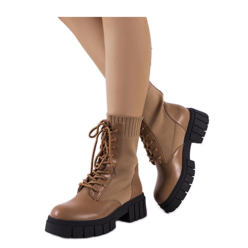 Botins castanhos com parte superior flexível