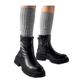 Botins pretos com parte superior decorativa