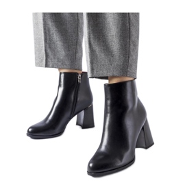 Botins pretos com isolamento e salto decorativo