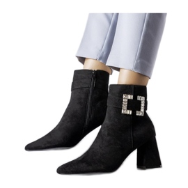 Botas pretas em poste com zircões preto