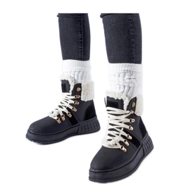 Trabalhadores negros em uma plataforma enorme preto