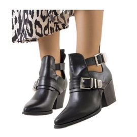 Botins femininos pretos com recorte