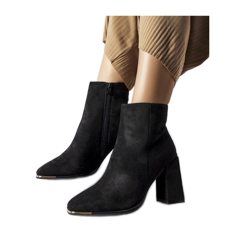 Botins de camurça preta no espigão preto Botins de camurça preta no espigão preto