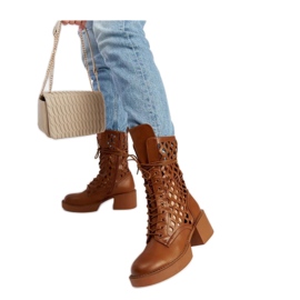 Botas marrons vazadas com salto alto marrom
