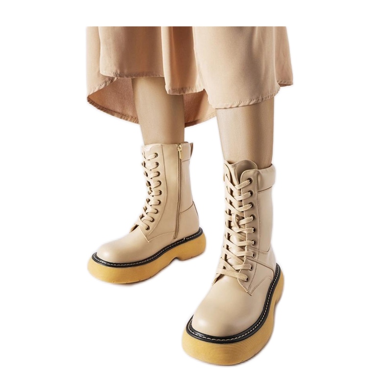 Trabalhadores de plataforma isolada bege