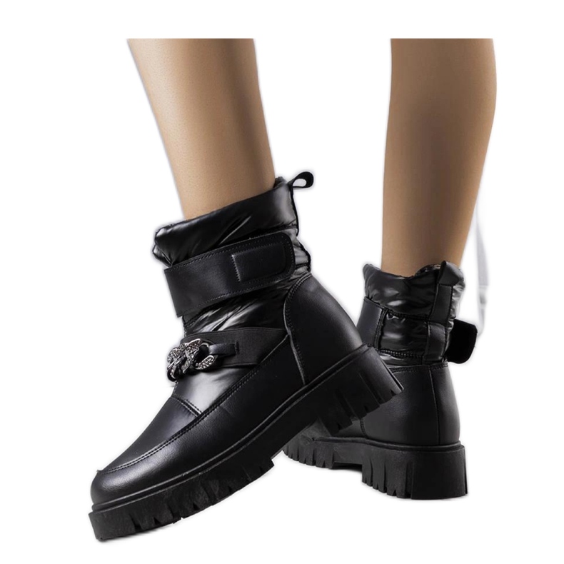 Botas de neve pretas com uma corrente preto