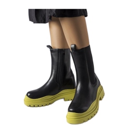 Botas pretas com sola colorida preto