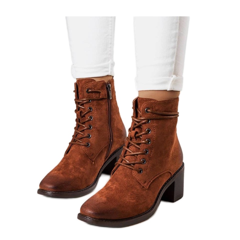 Botins castanhos com atacadores