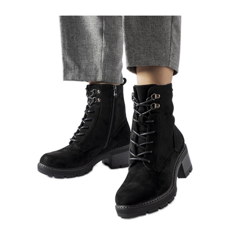 Botins pretos com atacadores