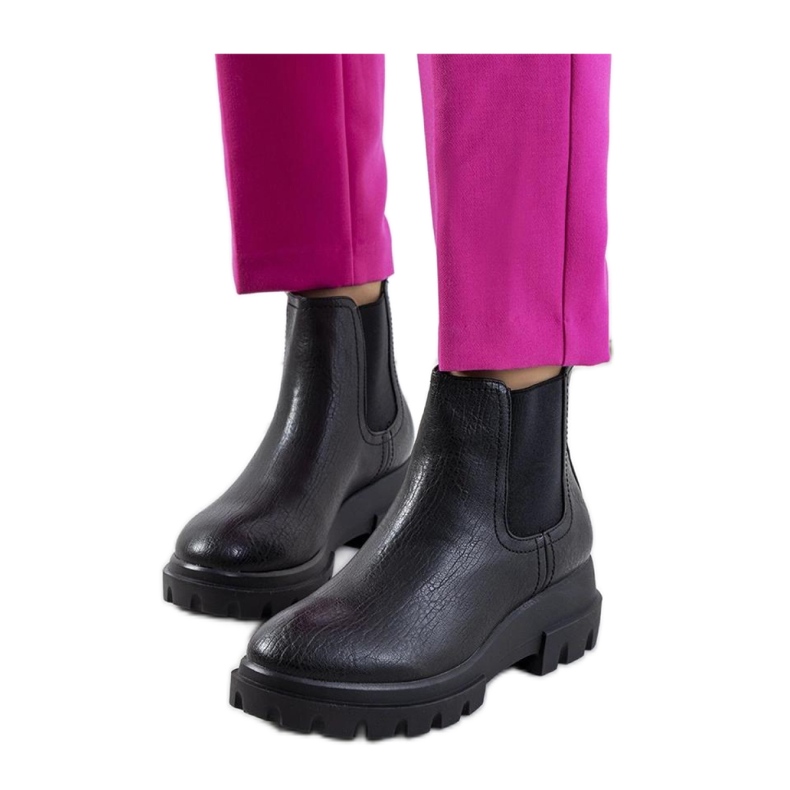 Botas pretas de deslizamento preto